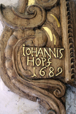 Der einzige Hinweis auf den Urheber des Schnitzwerks in der Postersteiner Kirche gibt eine Inschrift unter der Empore.
