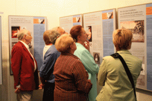 Visiteurs pendant une exposition temporaire dans la galerie du musée