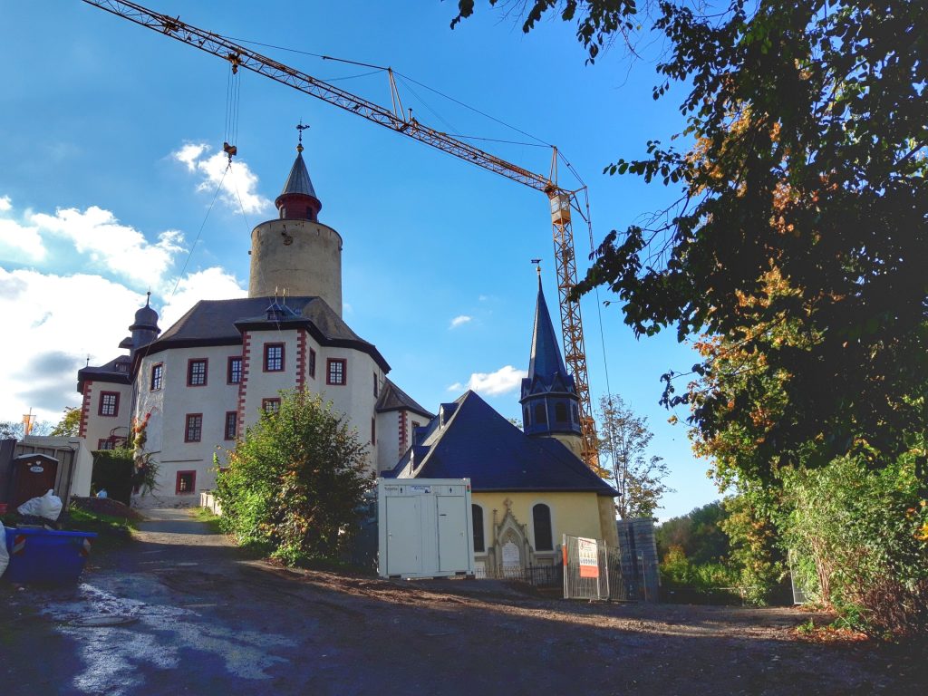 Burg und Kirche Posterstein, rechts daneben ein großer Kran.