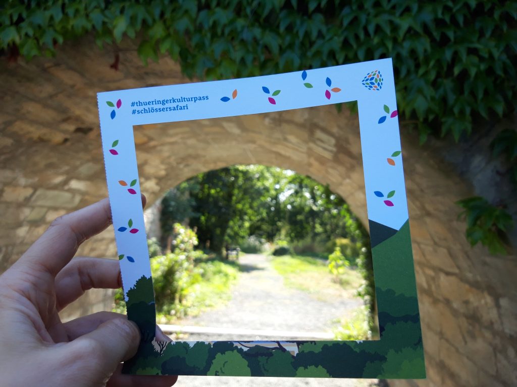 Durch Papierbilderrahmen fotografierter Brückendurchgang auf Burg Posterstein