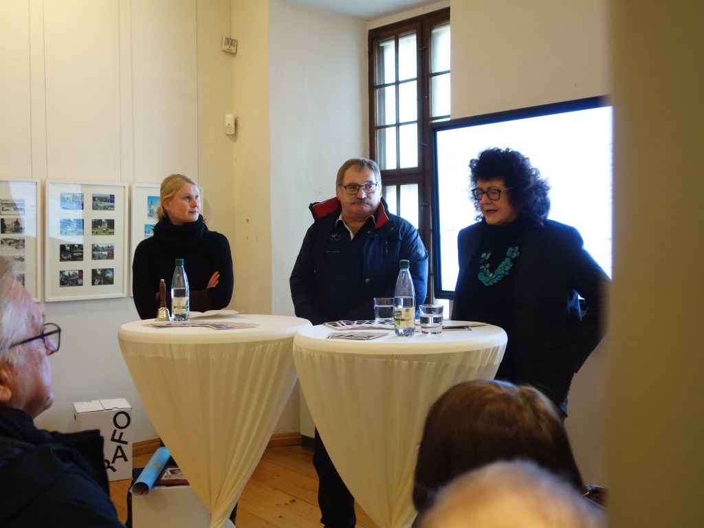 Frank Erler zwischen Franziska Huberty und Sabine Hofmann vom Museum Burg Posterstein bei der Ausstellungseröffnung am 5. Februar