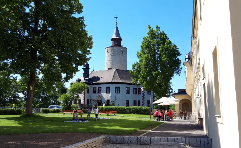 Café im Herrenhaus Posterstein - Leute beim Picknick vor der Burg