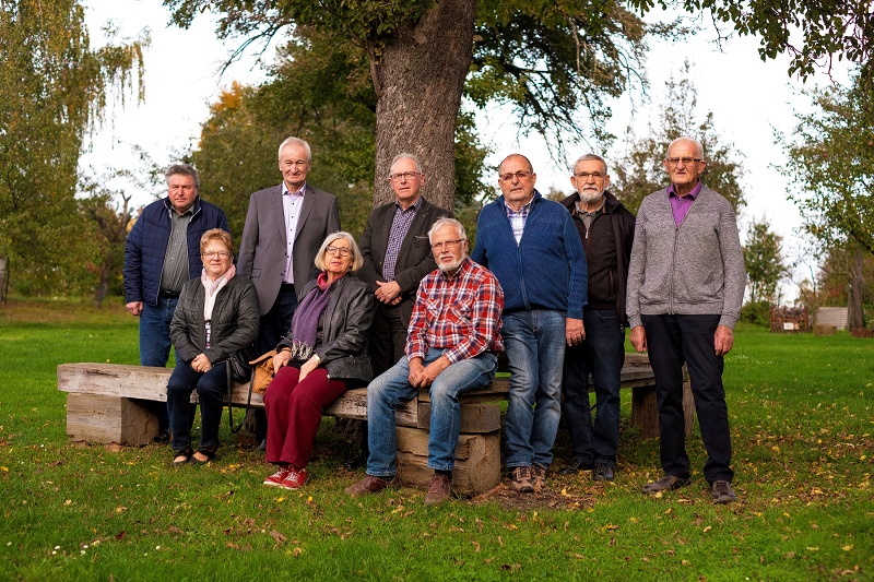 Eine Gruppe Menschen vor einem Baum.
