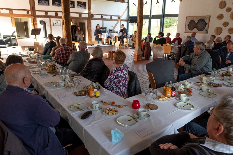 Blick von der Zuschauertafel aus auf die Bühne, wo Marlene Hofmann vom Museum Burg Posterstein eine kurze Einführung in die Geschichte gab.