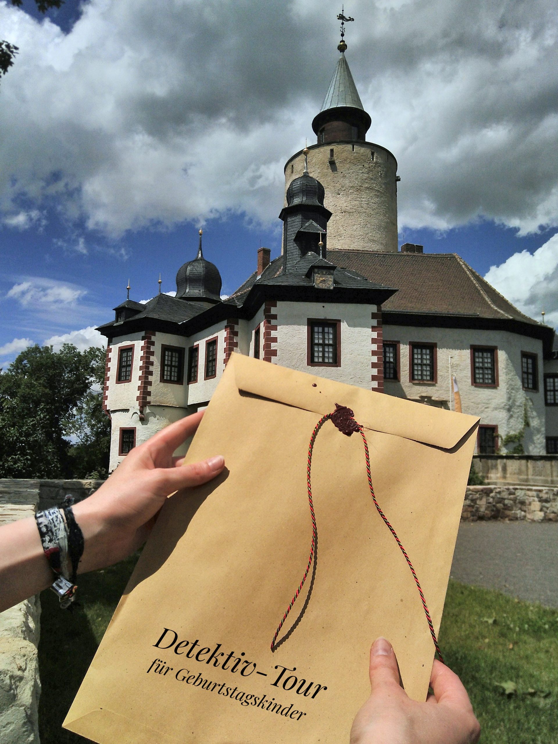 Idee für Kindergeburtstage: Geburtstagskinder können Burg Posterstein mit einem Detektiv-Set gemeinsam erkunden. Mit Sinn für Team-Arbeit gilt es gemeinsam Rätsel zu knacken - Hilfestellung gibt es von der "Burgwache".