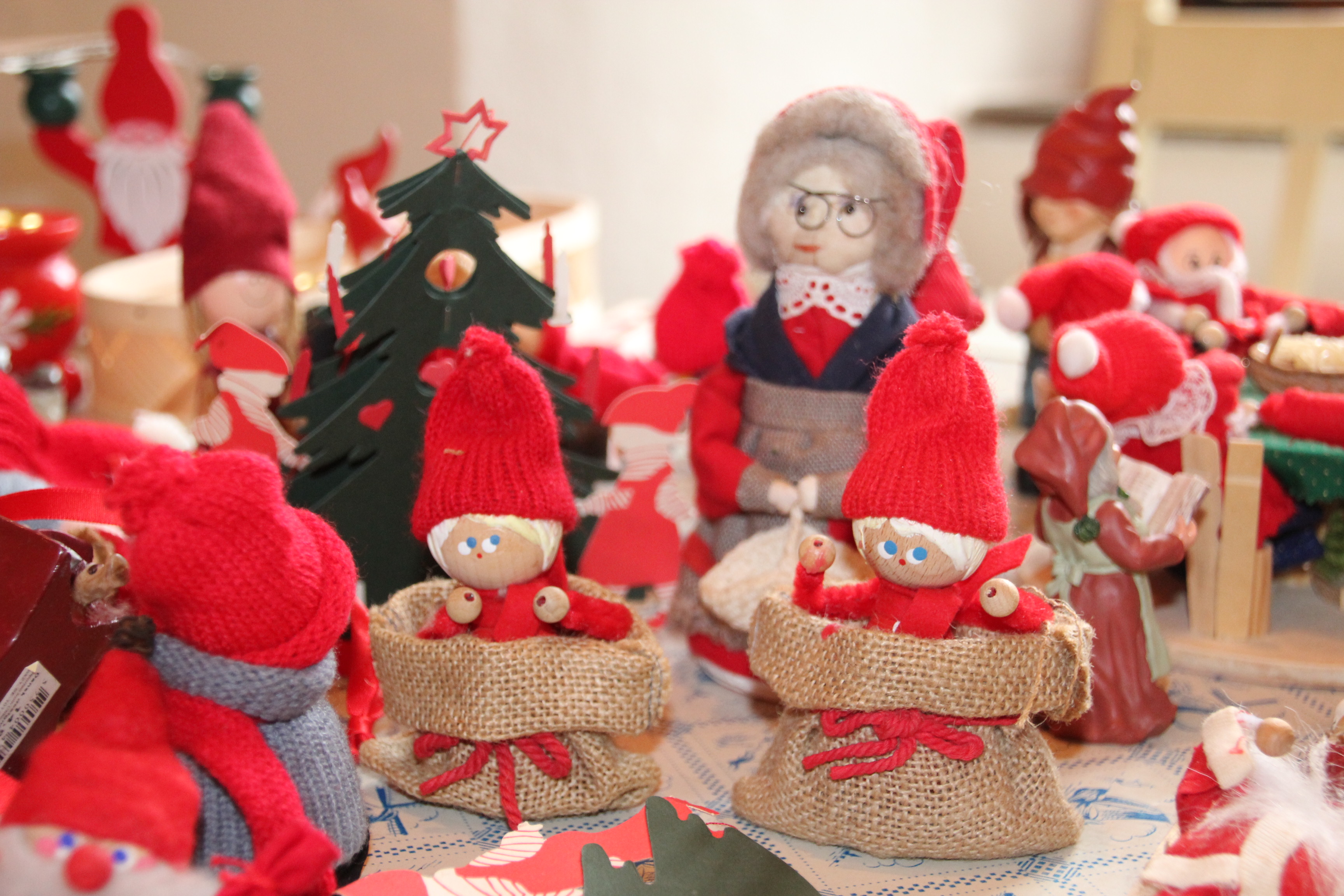 „Skandinavischer Familiennachmittag“ mit dänischer Sammlerin  in der Weihnachtsausstellung mit „Nisse“ und „Julbock“