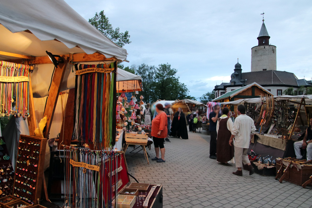 Für drei Tage verwandelt sich der Platz vor der Burg Posterstein jedes Jahr zu Pfingsten in einen mittelalterlichen Markt.