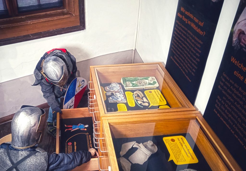 Zwei Kinder in Kostümen in der Familien-Ausstellung "Die Kinderburg" auf Burg Posterstein