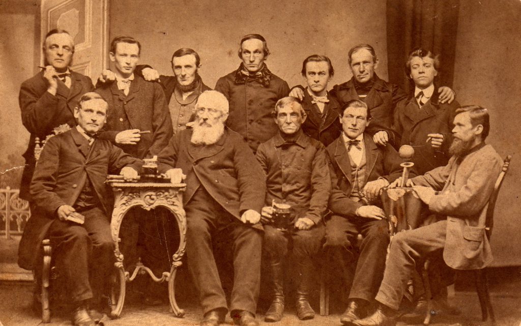 Naturforschender Verein des Pleißengrundes zu Obergrünberg, Erste Reihe rechts sitzend: Anton Goering, daneben Vereinsgründer Gottfried Lampert (1836–1902).Das Foto entstand vermutlich am 3. Januar 1863 als Goering einen Vortrag über seine Forschungsreise nach Brasilien hielt (Fotografie, Museum Burg Posterstein)