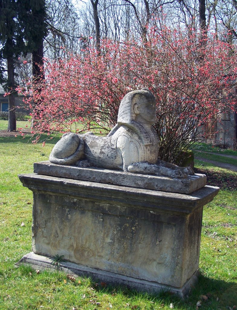 Sphinx im Rest des historischen Parks, der zum Rittergut Prößdorf gehörte (2004, Sammlung Museum Burg Posterstein)
