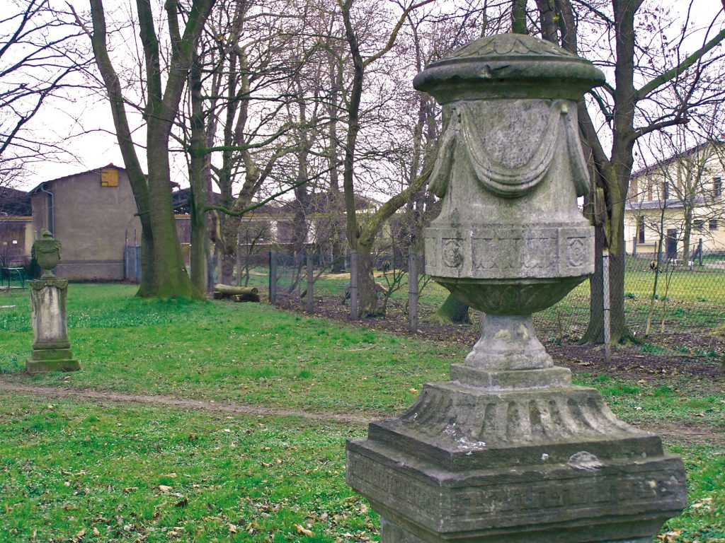 Gartenskulpturen als letzte Überreste des historischen Parks des Ritterguts Romschütz (2007, Museum Burg Posterstein)